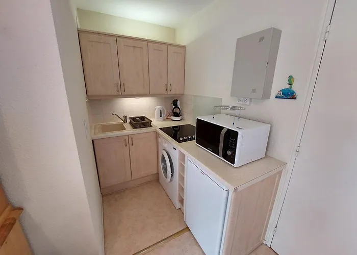 Appartement 2 Pièces à 300m De La Avec Balcon Ensoleillé à - Fr-1-550-48 *