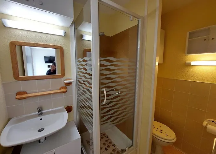 Appartement 2 Pièces à 300m De La Avec Balcon Ensoleillé à - Fr-1-550-48 *